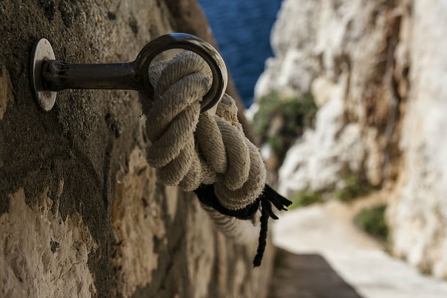 reb, passerer hånden, glimt, hav, trappe, klipper, capo caccia, Sardinien, sol, landskab, blå, fokus på forgrunden, styrke, ingen mennesker, udendørs, dag, tæt på, metal, rock-objekt, solid, bundet op, klippe, træ - materiale, selektiv fokusering, forbindelse, tekstureret, gammel, murbygningsfunktion, natur, krog, 4K