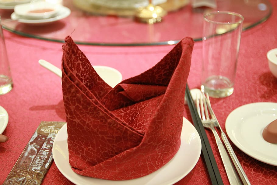 Sitzordnung bei Tisch, Essen, Restaurant, Teller, Abendessen, Tabelle, Rahmen, Glas, elegant, Besteck, formal, Gabel, Serviette, Stäbchen, chinesisches Restaurant, Feier, Hochzeit, Dekoration, Geschirr, Veranstaltung, Eleganz, Bankett, Tischdecke, Luxus, rot, Essgeschirr, Küchenutensilien, Haushaltsausstattung, drinnen, Essen und Trinken, Lebensmittel, keine Leute, Nahansicht, Gedeck, Löffel, Stillleben, Reichtum, Tischmesser, aufwendig, 5K