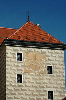 foran, væg, sol ur, tag, himmel, arkitektur, kirke, bygget struktur, bygning udvendig, bygning, vindue, dag, sollys, ingen mennesker, tagsten, skyfri himmel, natur, lav vinkel visning, hus, sted for tilbedelse, boligområde, udendørs, blå, tro, 2K, CC0, offentligt domæne, royaltyfrie