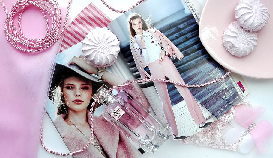 ampolla de perfum, dona, foto, al costat, rosa, placa, revista, brillantor, zephyr, dolç, dones, moda, flatley, perfum, retrat, adult jove, mirant la càmera, dones joves, bellesa, adult, dona guapa, gent maca, una persona, a l'interior, color rosa, vista frontal, representació humana, cabell, roba, pentinat, 2K