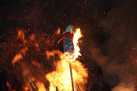 hekser, Brann, hekser brenner, skjærsilden, begravelsesluke, heks brenner, brenning, natt, natur, ekte folk, brann - naturlig fenomen, flamme, én person, varme - temperatur, oransje farge, utsikt bakover, livsstil, fritidsaktivitet, bevegelse, ukjennelig person, stående, menn, utendørs, land, 2K, CC0, offentlig domene, opphavsrett gratis
