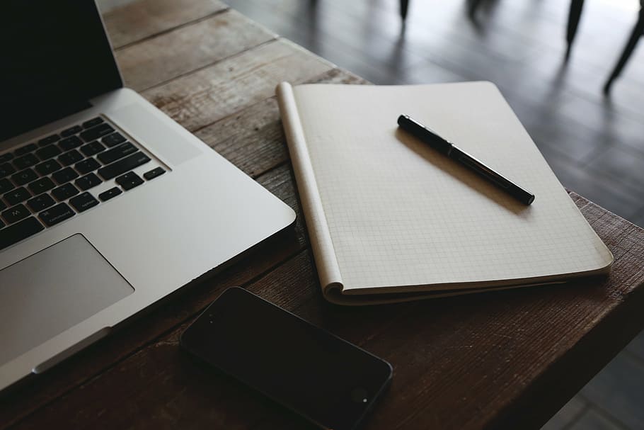 macbook, pro, Brun, bord, sort, bold, pen, top, hvid, Bestil, bærbar, computer, notesblok, graf papir, teknologi, forretning, ingen mennesker, trådløs teknologi, indendørs, tæt på, dag, forbindelse, høj vinkel visning, træ - materiale, meddelelse, stilleben, møbel, skrivebord, skriveinstrument, papir, bærbar informationsenhed, offentliggørelse, kontor, note pad, blank, 5K