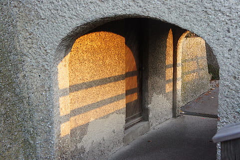 Sonne, Tunnel, Licht, Schatten, Orange, Abendsonne, Nachglühen, Sonnenuntergang, Hellrot, glühen, abendstimmung, die Architektur, gebaute Struktur, Wandbau - Funktion, Bogen, Sonnenlicht, keine Leute, Tag, Gebäudehülle, Natur, Fenster, draußen, Gebäude, Wand, Nahansicht, alt, Glauben, Gelb, Religion, Beton, 4K, CC0, gemeinfrei, lizenzfrei