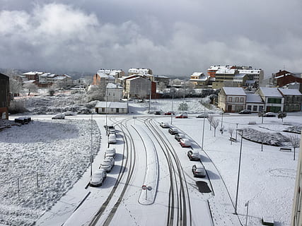 la neve, lugo, Nevada, inverno, temperatura fredda, cielo, architettura, esterno dell'edificio, mezzi di trasporto, trasporto ferroviario, modo di trasporto, natura, città, struttura costruita, traccia, nuvola - cielo, vista dall'alto, ferrovia, giorno, viaggio, nessuno, all'aperto, paesaggio urbano, stazione, 2K, CC0, dominio pubblico, privo di copyright