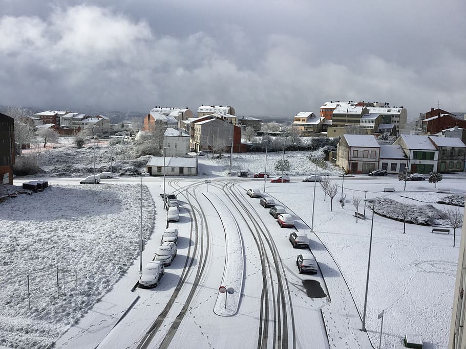 neu, lugo, nevada, hivern, temperatura de fred, cel, arquitectura, exterior de l'edifici, transport, transport per ferrocarril, manera de transport, naturalesa, ciutat, estructura construïda, pista, núvol - cel, vista d’angle alt, vies del ferrocarril, dia, viatjar, cap gent, a l'aire lliure, paisatge urbà, estació, 2K