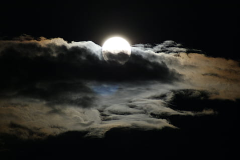 Foto, fuld, måne, skyer, fuldmåne, nat, himmel, atmosfære, humør, mystisk, uhyggelig, måneskin, mørke, aftenhimmel, skygge, skyens slør, cloudscape, sky - himmel, skønhed i naturen, scenics - natur, plads, natur, rolig scene, ro, ingen mennesker, idyllisk, lav vinkel visning, astronomi, dramatisk himmel, udendørs, mørk, planetmåne, meteorologi, formørkelse, 4K, CC0, offentligt domæne, royaltyfrie