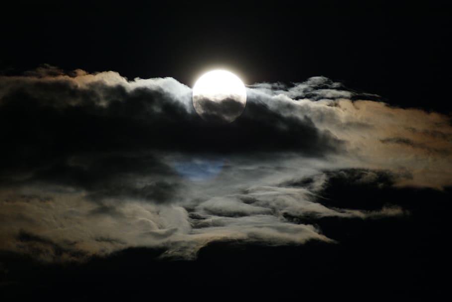 Foto, fuld, måne, skyer, fuldmåne, nat, himmel, atmosfære, humør, mystisk, uhyggelig, måneskin, mørke, aftenhimmel, skygge, skyens slør, cloudscape, sky - himmel, skønhed i naturen, scenics - natur, plads, natur, rolig scene, ro, ingen mennesker, idyllisk, lav vinkel visning, astronomi, dramatisk himmel, udendørs, mørk, planetmåne, meteorologi, formørkelse, 4K