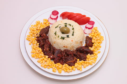 Mais, Lebensmittel, Getränk, frisch, gesund, organisch, verarbeitet, Reis, Essen und Trinken, Fleisch, Studioaufnahme, gesundes Essen, Teller, Obst, Gemüse, Mahlzeit, drinnen, keine Leute, Ei, Reis - Grundnahrungsmittel, Wohlbefinden, Rinderhack, Kreis, fertig für den Verzehr, Frische, Frühstück, gebraten, gehackt, 4K, CC0, gemeinfrei, lizenzfrei