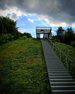 Hügel, Dump, Treppe, Himmel, Gebäude, die Architektur, Deutschland, ruhrgebiet, Pflanze, Richtung, gebaute Struktur, wolke - himmel, der Weg nach vorn, Gras, Natur, grüne Farbe, Baum, Land, Geländer, Wachstum, Brücke, keine Leute, Tag, Feld, Fußweg, Steg, draußen, abnehmende Perspektive, 4K, CC0, gemeinfrei, lizenzfrei