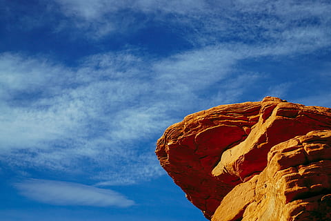 núvols, la llum del dia, desert, geologia, paisatge, llum, naturalesa, a l'aire lliure, gres, escènic, cel, viatjar, núvol - cel, blau, rock, rock - object, vista d’angle baix, bellesa a la natura, cap gent, escenics - natura, sòlid, dia, formació de roca, tranquil·litat, destinacions de viatge, escena no urbana, muntanya, escena tranquil·la, erosionat, 5K, CC0, domini públic, lliure de regalies