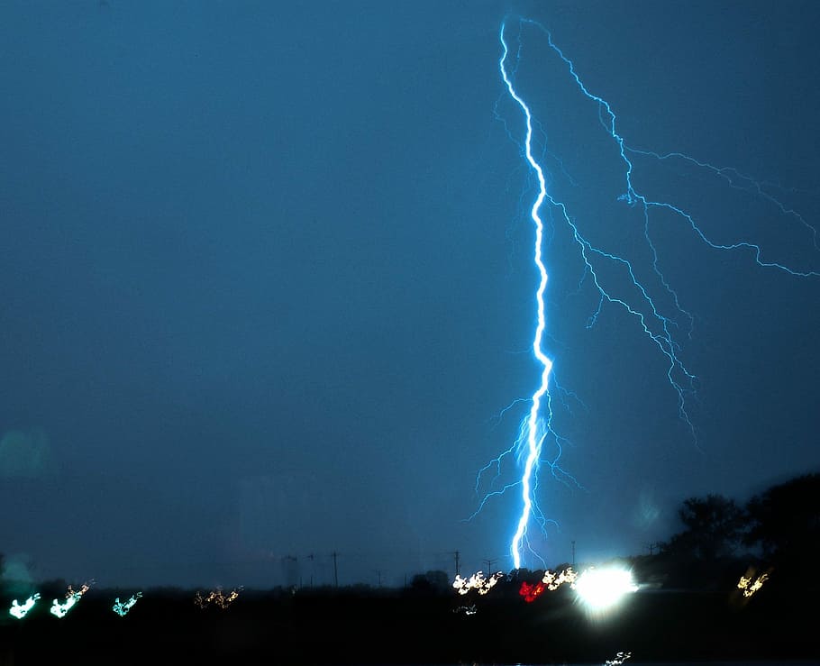 llampecs, tre, llampec, tempesta, tempestuós, trons, llamps, tempesta, naturalesa, temps, perill, poder, nit, raig, potent, tempesta de pluja, cridaner, electricitat, energia, colpejar, perillós, llampec, tempestes, a l'aire lliure, atmosfera, pluja, escènic, poder a la natura, il·luminat, cel, senyal d'advertència, signe, bellesa a la natura, llamps bifurcats, comunicació, núvol - cel, cap gent, ciutat, cel dramàtic, arquitectura, llum, 1080P