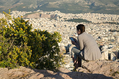 kvinde, sidder, klint, bedrift, smartphone, Grækenland, Athen, Areopagos, bakke, læser, areopagus hill, by, landskab, natur, herrer, en person, udendørs, voksen, mennesker, farvebillede, dag, kaukasisk etnicitet, kun voksne, heteroseksuelle par, to personer, fuld længde, fritidsaktivitet, arkitektur, rock-objekt, klippe, bygget struktur, rigtige mennesker, solid, sollys, afslappet tøj, bygning udvendig, plante, kigger på visning, bybilledet, 2K, CC0, offentligt domæne, royaltyfrie