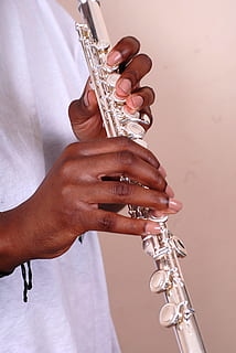 flauto, argento, giocando, strumento, flautista, femmina, mano, brillante, esecutore, professionale, giocatore, musica, strumento musicale, una persona, detenzione, mano umana, cultura artistica e intrattenimento, persone reali, strumento a fiato, abilità, artista, Sezione centrale, parte del corpo umano, in casa, musicista, stili di vita, uomini, sassofono, dito, 4K, CC0, dominio pubblico, privo di copyright