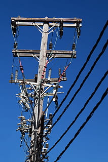 kabels, chaos, chaotisch, kolom, complex, verbinding, elektrisch, elektriciteit, industrieel, industrie, lijn, veel, knoeien, rommelig, pijler, pool, macht, technologie, telefoon, draden, lage hoekweergave, hemel, blauw, heldere lucht, natuur, dag, geen mensen, brandstof en stroomopwekking, hoogspanningsmast, buitenshuis, stroomvoorziening, zonlicht, hoogspanningslijn, metaal, kabel, ingebouwde structuur, architectuur, ingewikkeldheid, elektrische apparatuur, 1080P, CC0, publiek domein, royaltyvrij