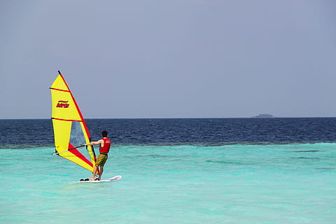 persona parasailing, mig, oceà, windsurf, home, vent, surf, Esports aquàtics, aigua neta, maldives, mar, aigua, platja, a l'aire lliure, blau, clar, estil de vida, diversió, esport, horitzó sobre l’aigua, una persona, Esports extrems, horitzó, cel, esport aquàtic, naturalesa, bellesa a la natura, còpia espai, cel clar, homes, gent, estils de vida, dia, activitat d'oci, equilibri, escenics - natura, 1080P, CC0, domini públic, lliure de regalies