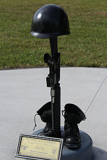 guerra, memoriale, soldato, Stati Uniti d'America, militare, americano, monumento, ricordo, nessuno, comunicazione, avvicinamento, giorno, città, concentrarsi sulle conoscenze acquisite, strada, colore nero, tecnologia, testo, veicolo terrestre, all'aperto, stazionario, modo di trasporto, mezzi di trasporto, tripode, cartello, manubrio, sceneggiatura occidentale, attività, governo, 5K