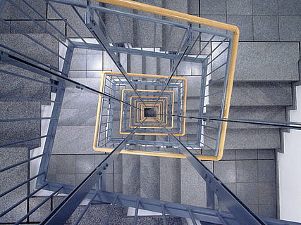 Basso, fotografia ad angolo, scala, superiore, vista, scala a chiocciola, ringhiera, passaggi, guardando giù, architettura, gradini e scale, struttura costruita, metallo, nessuno, vista dall'alto, in casa, spirale, giorno, direttamente sopra, modello, ripetizione, scala di sicurezza, vetro - materiale, design, acciaio, 2K, CC0, dominio pubblico, privo di copyright