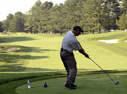 persona, giocando, golf, corso di golf, giocatore, tee, via, scatola, club, palla, corso, erba, torneo, concorrenza, gioco, sport, all'aperto, uomo, giocare, ricreazione, attività, fairway, tiro, swing, colpire, verde, alberi, paesaggio, panoramico, natura, vista, club di golf, attività di svago, persone reali, sportivo, pianta, colore verde, attività del fine settimana, verde - campo da golf, prendendo un colpo - sport, uomini, lunghezza intera, albero, persone, 2K, CC0, dominio pubblico, privo di copyright