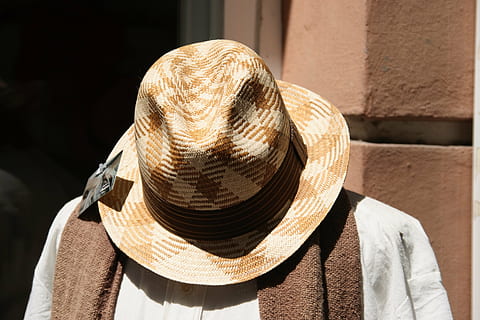 hat, mode, sommer, etiket, panama hat, tøj, sollys, stråhat, hovedbeklædning, en person, solhat, dag, hovedskud, portræt, skygge, traditionelle tøj, voksen, udendørs, tæt på, beskyttelse, sikkerhed, bagfra, personlige tilbehør, 4K, CC0, offentligt domæne, royaltyfrie