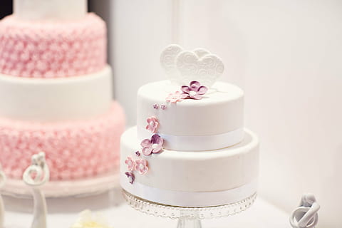 pastissos de fondant blancs, pastís de boda, debut, pastís, pastís blanc, pastís de color rosa, casament, postres, color rosa, luxe, menjar i beguda, menjar, menjar dolç, dolç, a l'interior, cap gent, celebració, primer pla, frescor, esdeveniment, Color blanc, al forn, taula, flor, indulgència, temptació, 1080P, CC0, domini públic, lliure de regalies