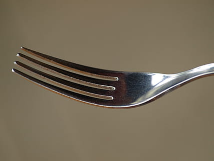 Gabel, Besteck, Metallgabel, Essen, schließen, Spiegeln, Makro, Küchenutensilien, Metall, Essgeschirr, Haushaltsausstattung, Studioaufnahme, einzelnes Objekt, drinnen, Nahansicht, keine Leute, silberfarben, stehlen, glänzend, rostfreier Stahl, Silber - Metall, Löffel, Holz - Material, Essen und Trinken, farbiger Hintergrund, Legierung, Tischmesser, Geschirr, sauber, Rahmen, 2K, CC0, gemeinfrei, lizenzfrei