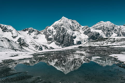 peisaj foto, zăpadă, acoperit, Munte, albastru, cer, corp, apă, lângă, lac, reflecţie, iarnă, peisaj, roci, natură, scenics, temperatura rece, frumusețe în natură, în aer liber, gheaţă, scenice - natura, de munte, mediu inconjurator, nici o persoana, liniște, un munte acoperit de zăpadă, o scenă liniștită, varf de munte, 4K, CC0, domeniu public, fără drepturi de autor
