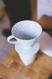 menjar, begudes, alternativa, cafè, tassa, degoteig, degotador, hario, v60, taula, a l'interior, Color blanc, primer pla, centrar-se en primer pla, cap gent, material de fusta, natura morta, vista d’angle alt, menjar i beguda, vaixella, frescor, bol, tassa de cafè, benestar, ceràmica, vulnerabilitat, dia, 5K, CC0, domini públic, lliure de regalies