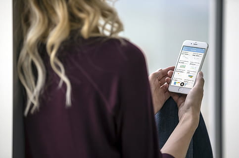 donne, viola, superiore, detenzione, i phone, Mela, display, persona, smartphone, touch screen, donna, tecnologia, tecnologia wireless, comunicazione, connessione, una persona, adulto, smart phone, in casa, cellulare, dispositivo di informazione portatile, metà adulto, messaggistica testuale, capelli biondi, schermo, telefono, capelli, acconciatura, app mobile, 4K, CC0, dominio pubblico, privo di copyright