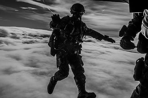 paracadute, paracadutismo, salto, formazione, militare, paracadutisti, aereo, Pericolo, alone, alta altitudine, forze armate, esercito, soldato dell'esercito, guerra, arma, fucile, speciale, uniforme, forze speciali, pistola, NATO, fanteria, persone, uniforme militare, nuvola - cielo, cielo, natura, sport, governo, giorno, attività, uomini, sport estremi, capi di abbigliamento, all'aperto, persone reali, la neve, 1080P, CC0, dominio pubblico, privo di copyright