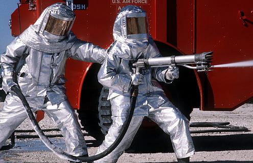 bombers, foc, retrat, formació, equips de polvorització, calenta, calor, perillós, cremar, flames, fum, aigua, equipament, casc, rescat, metall, gent, seguretat, color plata, transport, dia, protecció, casc de treball, barreteria, a l'aire lliure, longitud completa, ocupació, esport, adult, ciutat, arquitectura, manera de transport, muntar a cavall, uniforme, govern, 1080P, CC0, domini públic, lliure de regalies