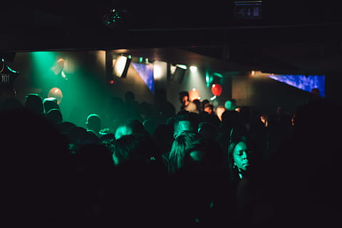 gruppo, persone, dentro, vagamente, illuminato, camera, verde, luce, folla, festa, fotografia, persona, club, strobo, vita notturna, notte, stage - spazio per le prestazioni, concerto di musica popolare, musica, attrezzatura per l'illuminazione, gruppo di persone, luce scenica, discoteca, evento, pubblico, prestazione, evento artistico, festa - evento sociale, grande gruppo di persone, banda musicale, spettatore, uomini, buio, Festival musicale, musica rock, celebrazione, persona irriconoscibile, divertimento, persone reali, godimento, cultura artistica e intrattenimento, attività di svago, stili di vita, in casa, danza, ballare in discoteca, emozione positiva, eccitazione, luci da discoteca, concerto, 5K, CC0, dominio pubblico, privo di copyright