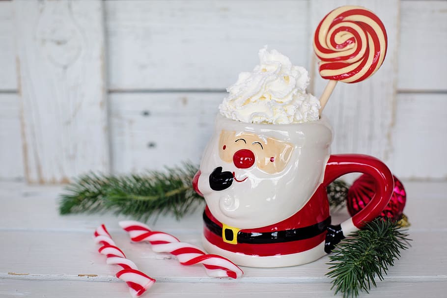 primer pla, foto, tassa de santa claus, xocolata calenta, tassa de santa, peppermints, bastons de caramel, Nadal, espai blanc, espai de text, frontera, tassa, festa, santa, cacau, tradicional, salutació, celebració, vermell, menjar i beguda, decoració, decoració de Nadal, taula, bastó de caramel, cap gent, a l'interior, menjar dolç, frescor, menjar, adorn de Nadal, dolç, planta, representació, temptació, 5K