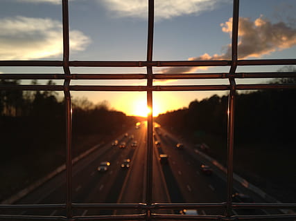 biler, gatevei, solnedgang, barer, gjerde, hovedvei, vei, gate, trafikk, skumring, soloppgang, himmel, skyer, sol, utsikt, transport, sky - himmel, natur, ingen folk, jernbane transport, sollys, spor, utendørs, jernbanespor, transportmiddel, vindu, metall, glass - materiale, rekkverk, forbindelse, arkitektur, bevegelse, 2K, CC0, offentlig domene, opphavsrett gratis