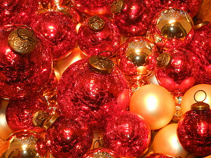 rot, goldene Weihnachtskugeln, Weihnachten, Bälle, Beleuchtung, Weihnachtsschmuck, Weihnachtskugel, weihnachtsbaumschmuck, Vollbild, Weihnachtsdekoration, Weihnachtsverzierung, keine Leute, Dekoration, Hintergründe, Feier, Urlaub, große gruppe von gegenständen, drinnen, Nahansicht, glänzend, Fülle, Stillleben, Kugel, High Angle View, beleuchtet, aufwendig, Luxus, 4K, CC0, gemeinfrei, lizenzfrei