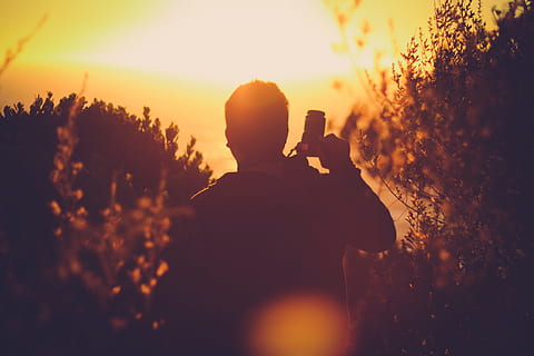 hombre, en pie, participación, cámara réflex digital, mano derecha, puesta de sol, verano, yo, silueta, vista trasera, fotografiando, temas de fotografia, una persona, tecnología, cielo, tecnología inalámbrica, naturaleza, actividad de ocio, comunicación, gente real, actividad, estilos de vida, hombres, teléfono inteligente, dispositivo de información portátil, luz del sol, al aire libre, fotógrafo, destello de lente, 5K, CC0, dominio público, libre de derechos