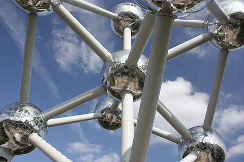 srebrno-biała metalowa konstrukcja, dzień, Bruksela, pomnik, Belgia, atomium, niebo, metal, niski kąt widzenia, chmura - niebo, na dworze, żadnych ludzi, Natura, wytwarzanie paliwa i energii, technologia, niebieski, w kolorze srebrnym, rura - rura, architektura, rurociąg, zbudowana struktura, Miasto, sztuki i rzemiosła, podróżować, przemysł, bezpośrednio poniżej, 4K, CC0, domena publiczna, darmowe zdjęcia