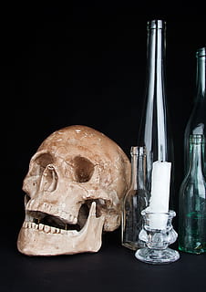 skalle, flaskan, glas, komposition, studio, enkelhet, ljus, svart, svart bakgrund, studio skott, inomhus, fortfarande liv, flaska, glas - material, inget folk, transparent, tabell, ben, behållare, mänskligt skelett, närbild, mat och dryck, förfriskning, kopiera utrymme, dricksglas, dryck, 2K, CC0, offentligt domän, royaltyfria