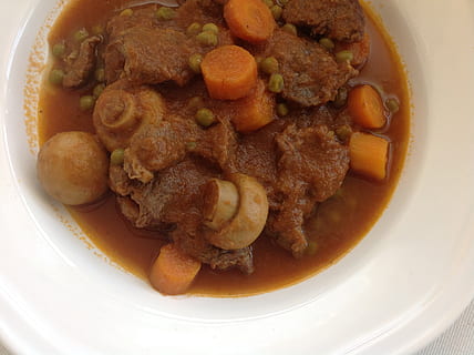 kjøttrett, sopp, gulrøtter, hvit, keramisk, bolle, lapskaus, kjøtt, grønnsaker, mat og Drikke, mat, klar til å spise, friskhet, tallerken, serveringsstørrelse, innendørs, spise sunt, nærbilde, stilleben, rett over, ingen folk, høy vinkel visning, velvære, grønnsak, overbærenhet, måltid, kokt, fristelse, servering parabolen, servise, garnityr, matbit, middag, 2K, CC0, offentlig domene, opphavsrett gratis