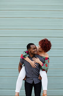 homem, carregando, mulher, de volta, casal, interracial, amor, etnia africana, ao ar livre, Descendência africana, homens, mulheres, sorridente, pessoas, duas pessoas, casal heterossexual, felicidade, abraçando, par - relacionamento, adulto, alegre, adulto jovem, fêmeas, União, machos, roupa casual, romance, amoroso, afetuoso, homens jovens, estilos de vida, namoro, mulheres jovens, apenas adultos, de pé, emoção positiva, comprimento de três quartos, pessoas reais, emoção, vista frontal, atividade de lazer, ferro, braço ao redor, 4K, CC0, domínio público, royalty free