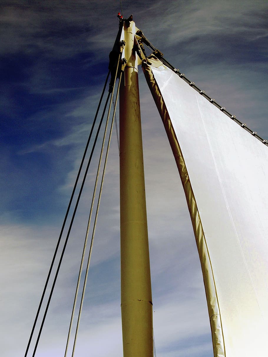 sejle, mast, himmel, skibsmaster, yacht, sejlskib, sejlbåd, sky - himmel, lav vinkel visning, industri, natur, transportmidler, metal, ingen mennesker, stålkabel, bro, dag, forbindelse, pol, kabel, reb, udendørs, bygget struktur, bro - menneskeskabt struktur, arkitektur, 2K