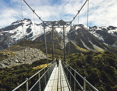 grandeza soleada, gris, colgando, puente, a través de, montaña, barandilla, pretil, verde, conexión, transporte, cable, naturaleza, paisajes - naturaleza, nube - cielo, cielo, puente - estructura hecha por el hombre, nieve, invierno, cordillera, día, el camino a seguir, dirección, temperatura fría, arquitectura, estructura construida, Montaña cubierta de nieve, puente peatonal, al aire libre, electricidad, pista, 2K, CC0, dominio público, libre de derechos
