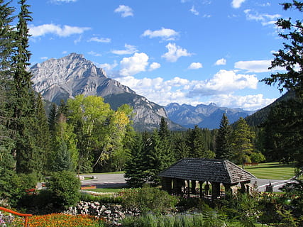 chioşc, inconjurat, copaci, Banff, Canada, alberta, parc, Munte, naţional, turist, concediu de odihna, cer, vacanţă, în aer liber, vară, natură, de munte, scenics, zi, peisaj, destinații de călătorie, copac, construită, plantă, frumusețe în natură, scenice - natura, arhitectură, o scenă liniștită, creştere, liniște, nor - cer, scenă non-urbană, Culoarea verde, idilic, mediu inconjurator, nici o persoana, formare, 1080P, CC0, domeniu public, fără drepturi de autor