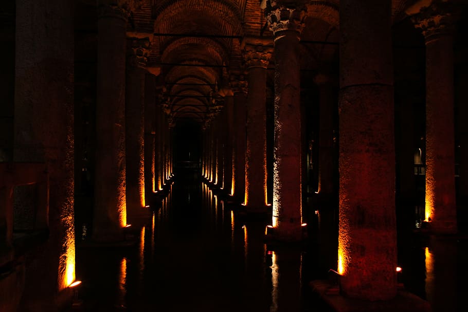cisterna, Istanbul, cisterna de la basílica, arquitectura, aigua, gall dindi, voltatge, fosc, espectacular, columna arquitectònica, estructura construïda, creença, religió, edifici, espiritualitat, lloc de culte, a l'interior, en fila, destinacions de viatge, cap gent, història, direcció, el passat, el camí a seguir, columnata, il·luminat, nit, viatjar, civilització antiga, 5K
