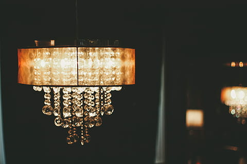 eu quero balançar ..., bege, lustre de cristal, fechar-se, fotografia, leve, luminária, lustre, iluminado, noite, equipamento de iluminação, dentro de casa, ninguém, suspensão, lâmpada elétrica, fundo preto, luz - fenômeno natural, eletricidade, luxo, copie o espaço, Sombrio, brilhando, tecnologia, riqueza, luz elétrica, tiro do estúdio, ornamentado, 4K, CC0, domínio público, royalty free