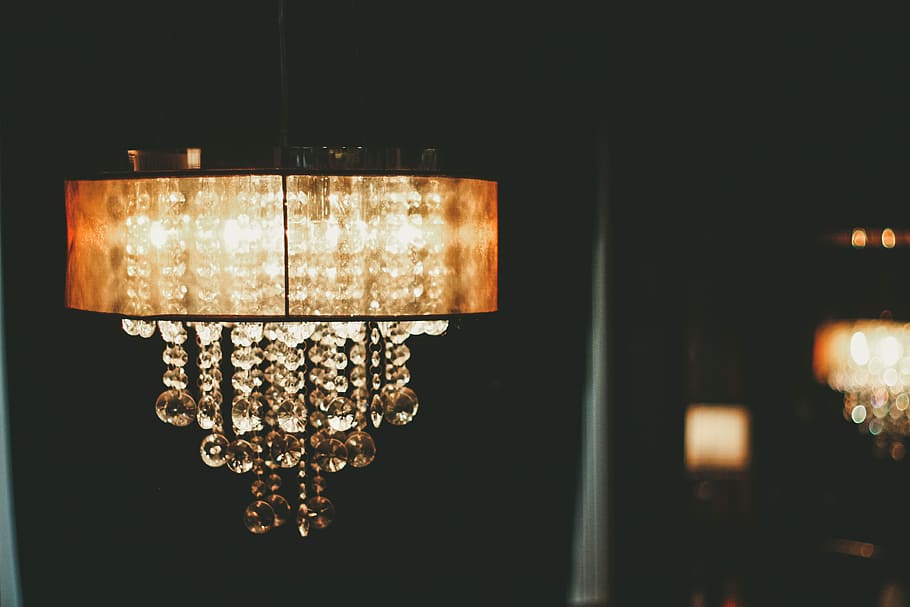vull girar ..., beix, aranya de cristall, primer pla, fotografia, llum, aranya, il·luminat, nit, equips d’il·luminació, a l'interior, cap gent, penjant, llum elèctrica, fons negre, llum - fenomen natural, electricitat, luxe, còpia espai, fosc, brillant, tecnologia, riquesa, tir de l'estudi, ornamentat, 4K