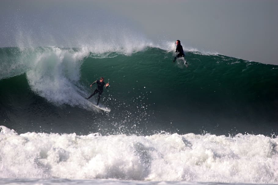 zwei, Mann surfen, groß, Strandwelle, tagsüber, Surfen, Surfer, Welle, Surfbrett, Meer, Spaß, Sport, Lebensstil, Erholung, Abenteuer, Extremsportarten, Bewegung, Geschwindigkeit, Wasser, Wassersport, Menschen, Freizeitbeschäftigung, Tag, Natur, Schönheit in der Natur, zwei Menschen, Männer, Lebensstile, in voller Länge, Fertigkeit, Kraft in der Natur, draußen, 2K