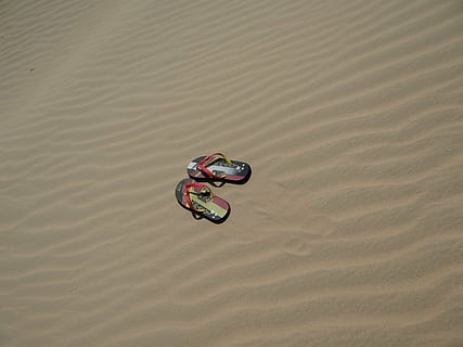 klipklapper, sandaler, sko, sand, klitter, sommer, ørken, jord, høj vinkel visning, natur, dag, transportform, piblede, transportmidler, vand, Klit, udendørs, skønhed i naturen, havnefronten, ingen mennesker, ikke-urbane scene, bølge mønster, sollys, tørt klima, klima, 4K, CC0, offentligt domæne, royaltyfrie