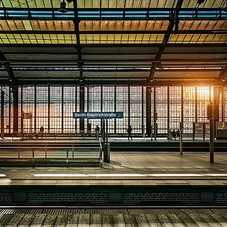 gente, en pie, dentro, estación, dorado, hora, grupo, esperando, entrenar, urbano, plataforma, edificio, metro, viajero diario al trabajo, firmar, Berlina, puesta de sol, subterraneo, Alemania, Friedrichstrasse, transporte ferroviario, estación de ferrocarril, transporte, plataforma de la estación de ferrocarril, transporte público, pista, vías de tren, arquitectura, modo de transporte, adentro, estructura construida, viaje, nadie, luz del sol, tren - vehículo, día, techo, 2K, CC0, dominio público, libre de derechos