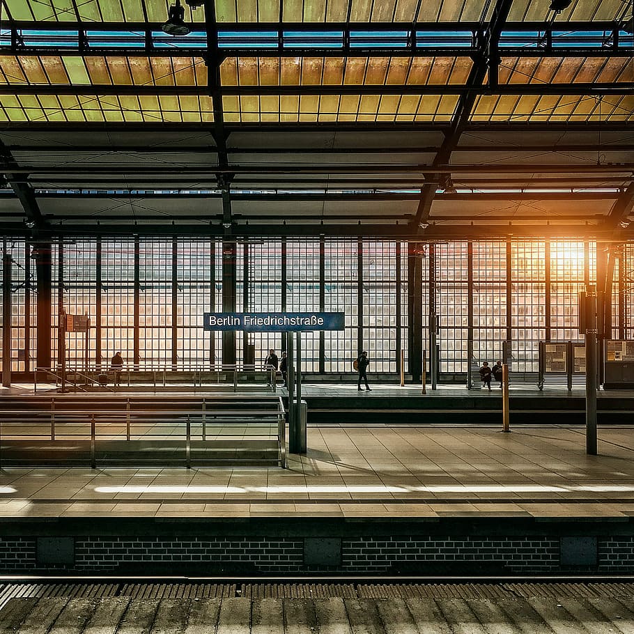 gente, en pie, dentro, estación, dorado, hora, grupo, esperando, entrenar, urbano, plataforma, edificio, metro, viajero diario al trabajo, firmar, Berlina, puesta de sol, subterraneo, Alemania, Friedrichstrasse, transporte ferroviario, estación de ferrocarril, transporte, plataforma de la estación de ferrocarril, transporte público, pista, vías de tren, arquitectura, modo de transporte, adentro, estructura construida, viaje, nadie, luz del sol, tren - vehículo, día, techo, 2K