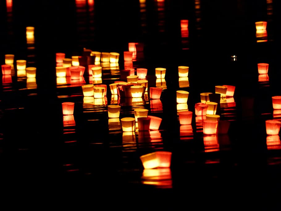 candela di carta, corpo, acqua, candele, luci serenate, luci, fiume, nuotare, romanza, umore, amore, lunga esposizione, atmosfera, sera, notte, lume di candela, calore, Festival delle Luci, Festival, Ulm, candele galleggianti, rosso, arancia, giallo, agglomerazione, collezione, mucchio, molti, illuminato, nessuno, attrezzatura per l'illuminazione, riflessione, buio, in casa, messa a fuoco selettiva, avvicinamento, candela, di fila, costruzione, raggiante, architettura, struttura costruita, religione, cibo e bevande, natura, luogo di culto, bancone da bar, 4K